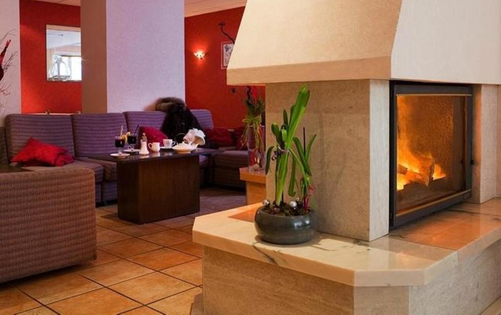 Hotel Le Montaigu Люс-Сен-Совёр Экстерьер фото