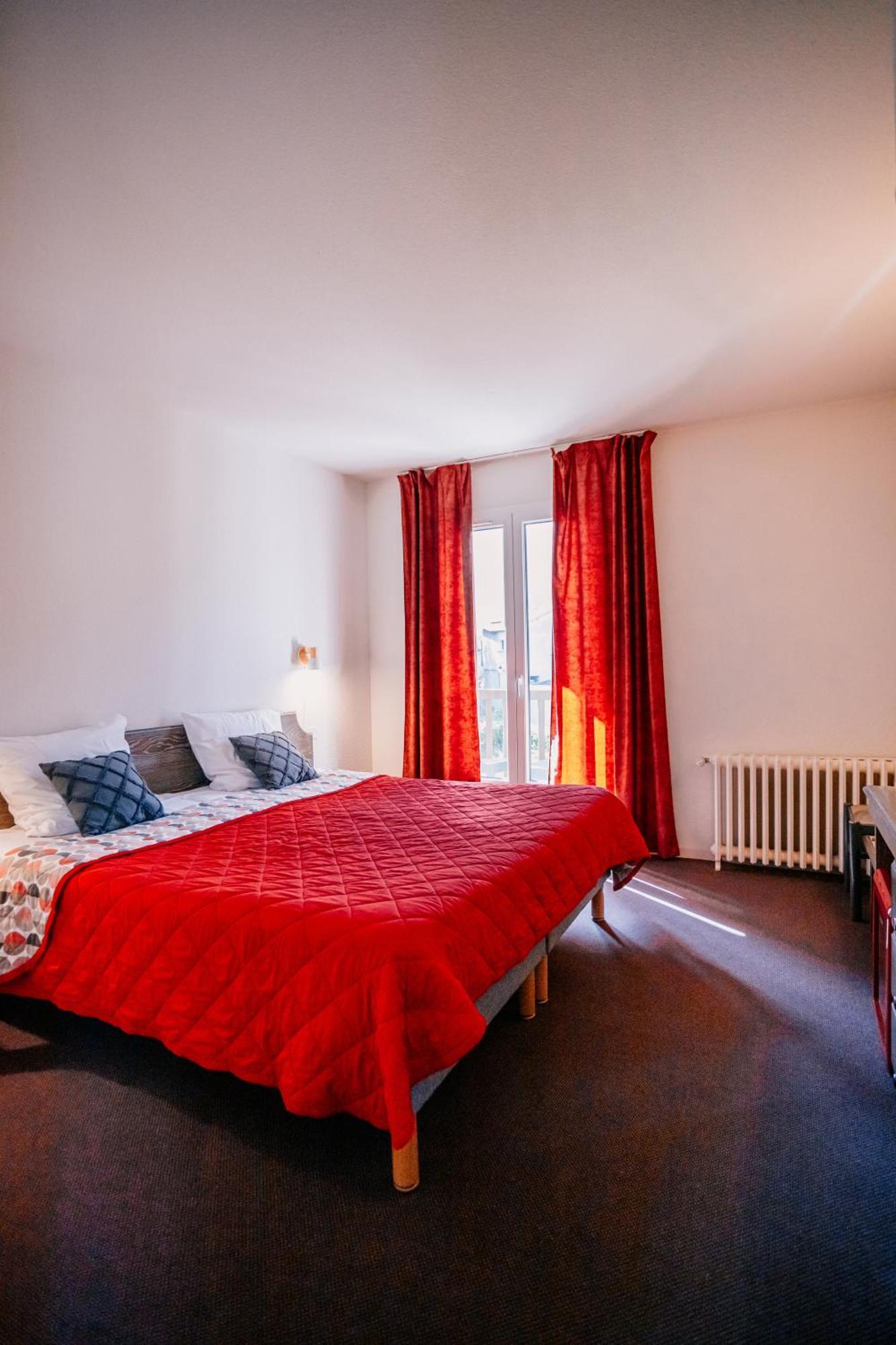 Hotel Le Montaigu Люс-Сен-Совёр Экстерьер фото