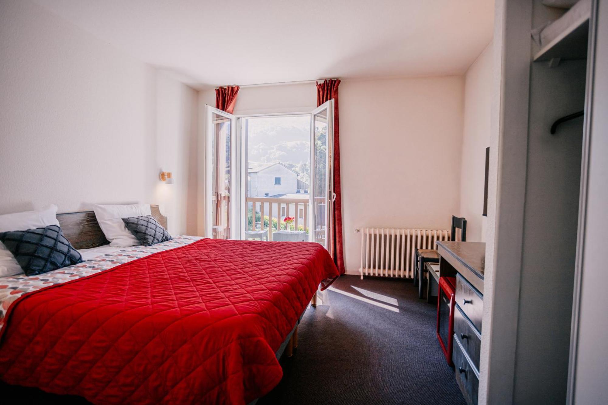 Hotel Le Montaigu Люс-Сен-Совёр Экстерьер фото